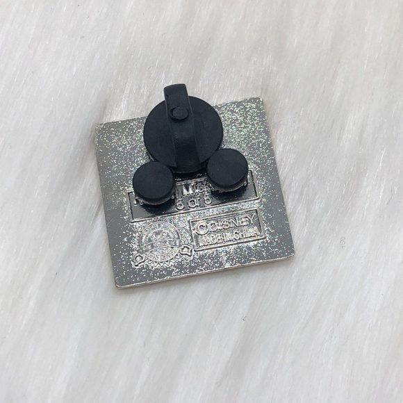 🔮 5/$25 Disney Purple Daisy Duck Pin - Picture 3 of 3